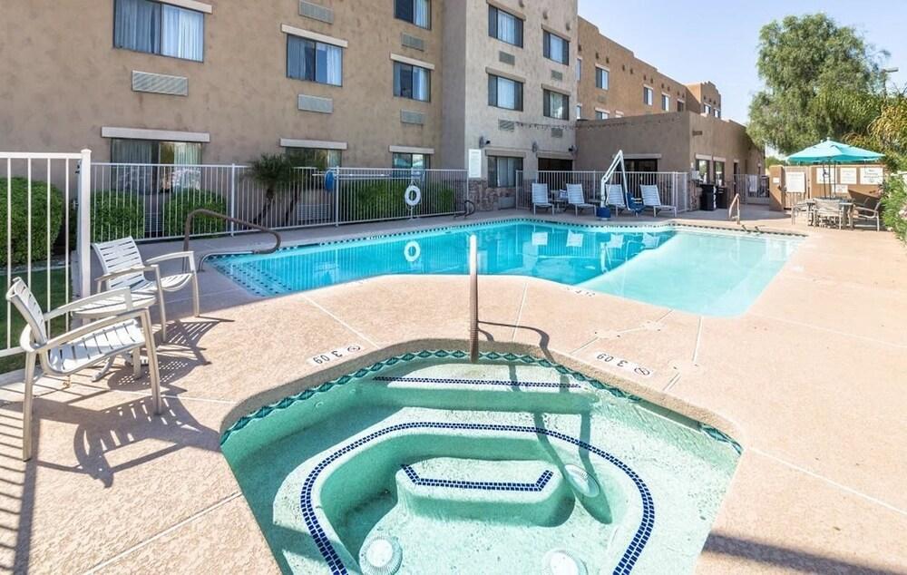 Red Lion Inn & Suites Goodyear Exterior photo